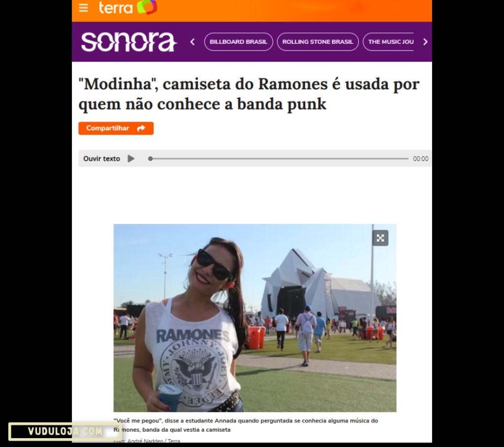 Captura de tela de uma mat&eacute;ria jornal&iacute;stica do portal Terra Sonora com a manchete sobre o uso de camiseta de banda por quem n&atilde;o conhece o grupo, mostrando a foto de uma jovem sorridente vestindo uma regata branca dos Ramones em um festival.