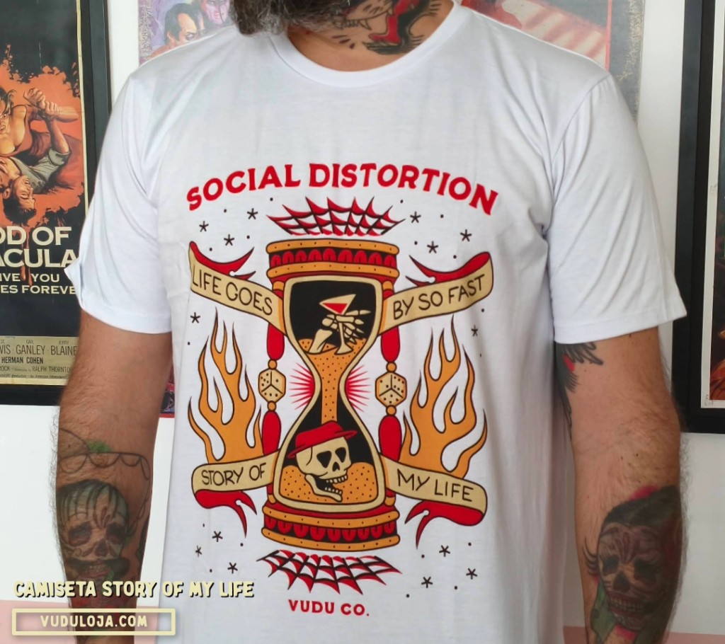 Homem com os bra&ccedil;os tatuados vestindo uma camiseta de banda branca com estampa do Social Distortion, ilustrando uma ampulheta estilizada com caveiras e as frases "Life Goes By So Fast" e "Story Of My Life".