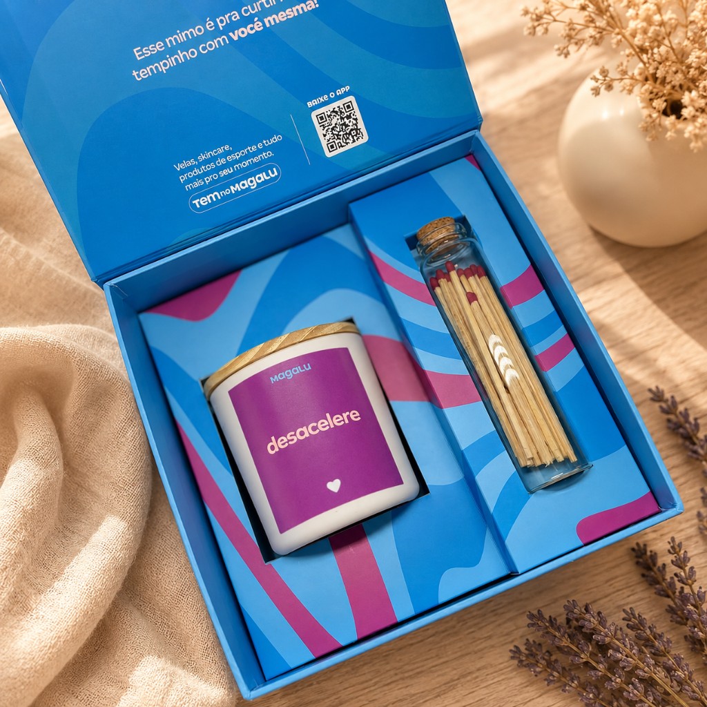 Kit corporativo personalizado da Trescalo para o Magazine Luiza: vela aromática com rótulo "desacelere" e tubo de fósforos em caixa presenteável
