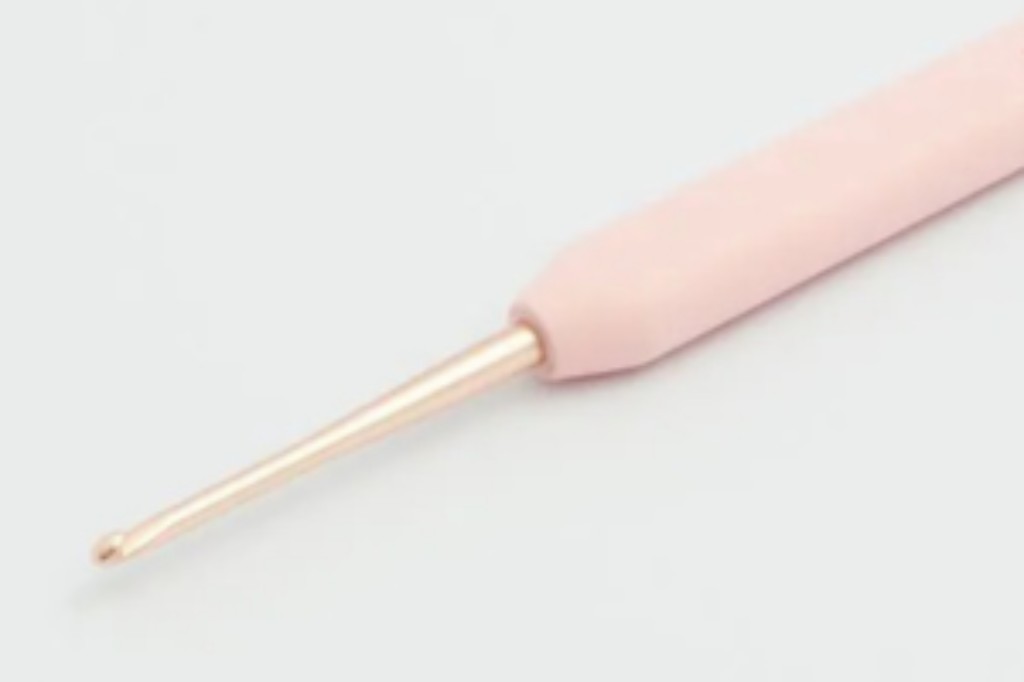 Detalle de una aguja de crochet KnitPro VYBE con acabado pulido rose gold | Budetex