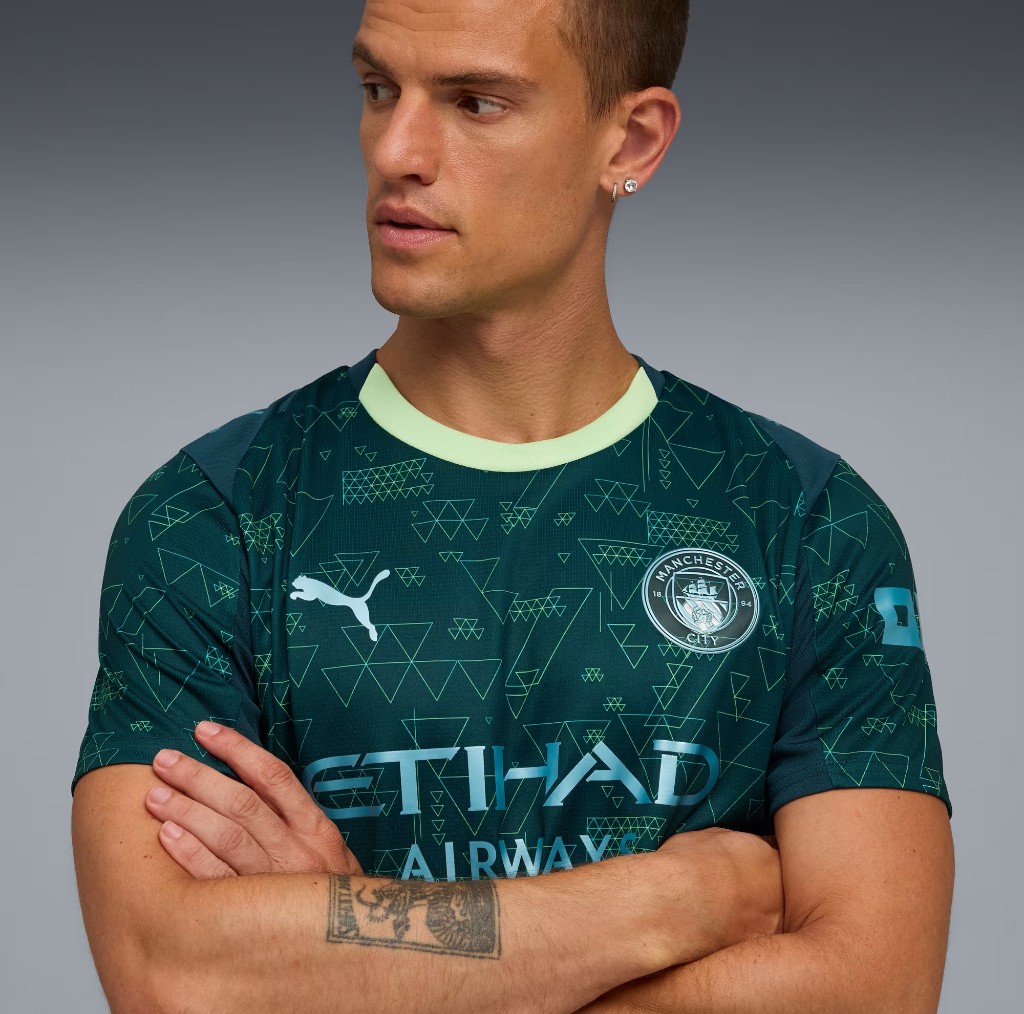 Detalhe do escudo com chip NFC da Manchester City 2025/26 Fourth Kit EA SPORTS FC
