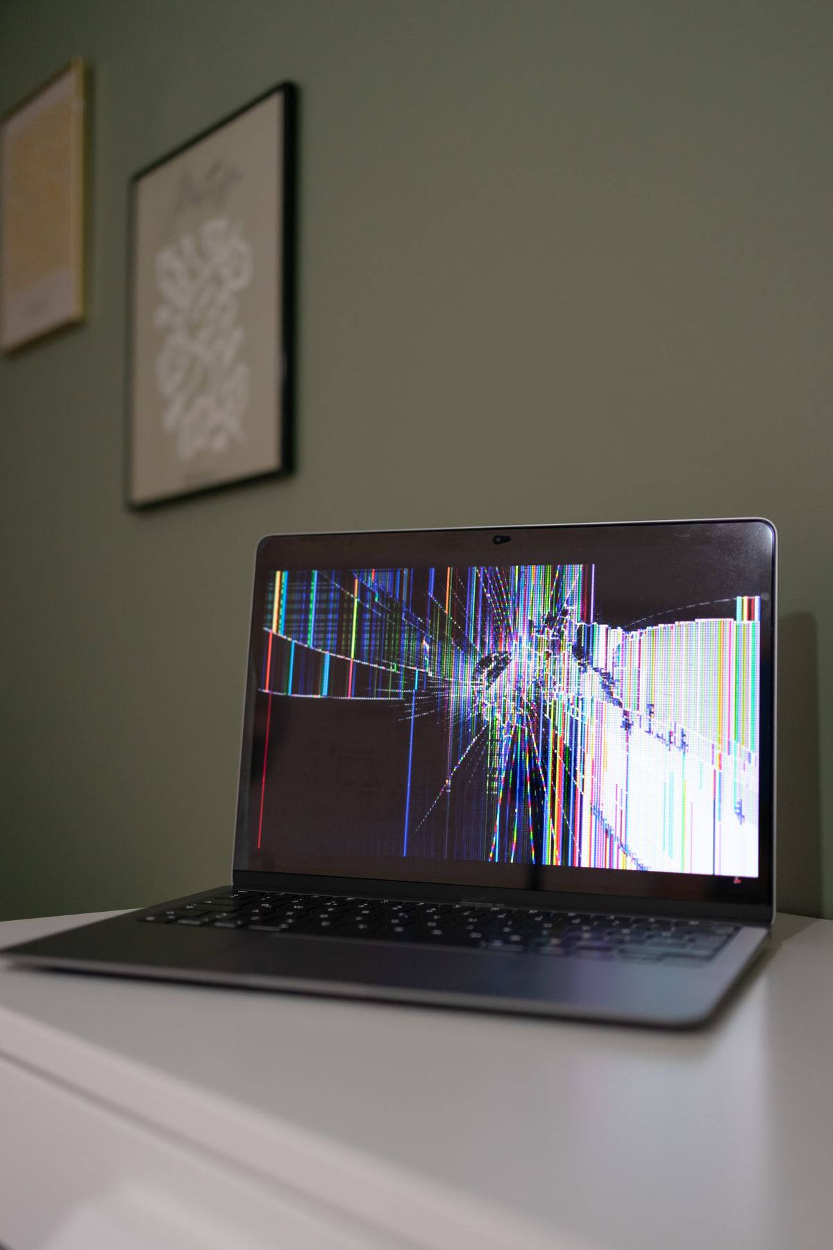 Notebook con pantalla dañada sobre un escritorio