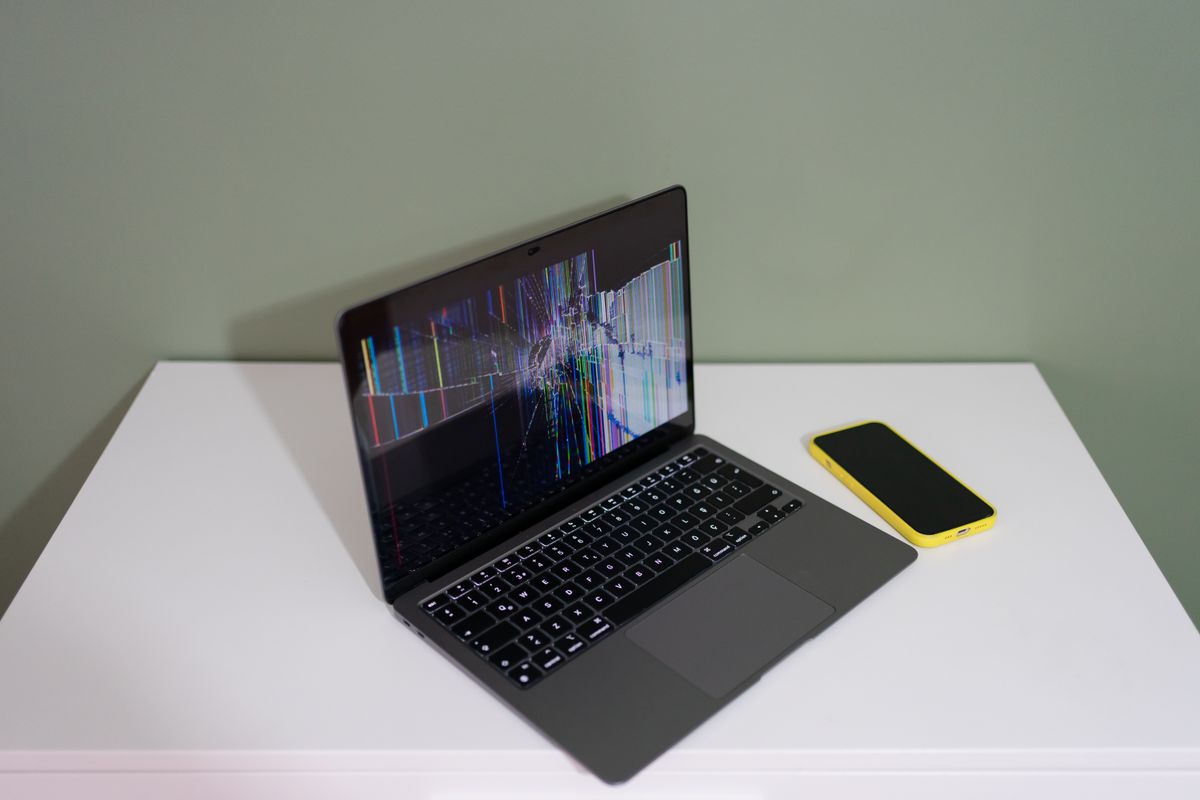 Notebook con pantalla con manchas o líneas de color