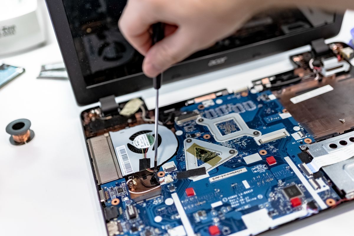 Reparación de bisagra y estructura interna de notebook