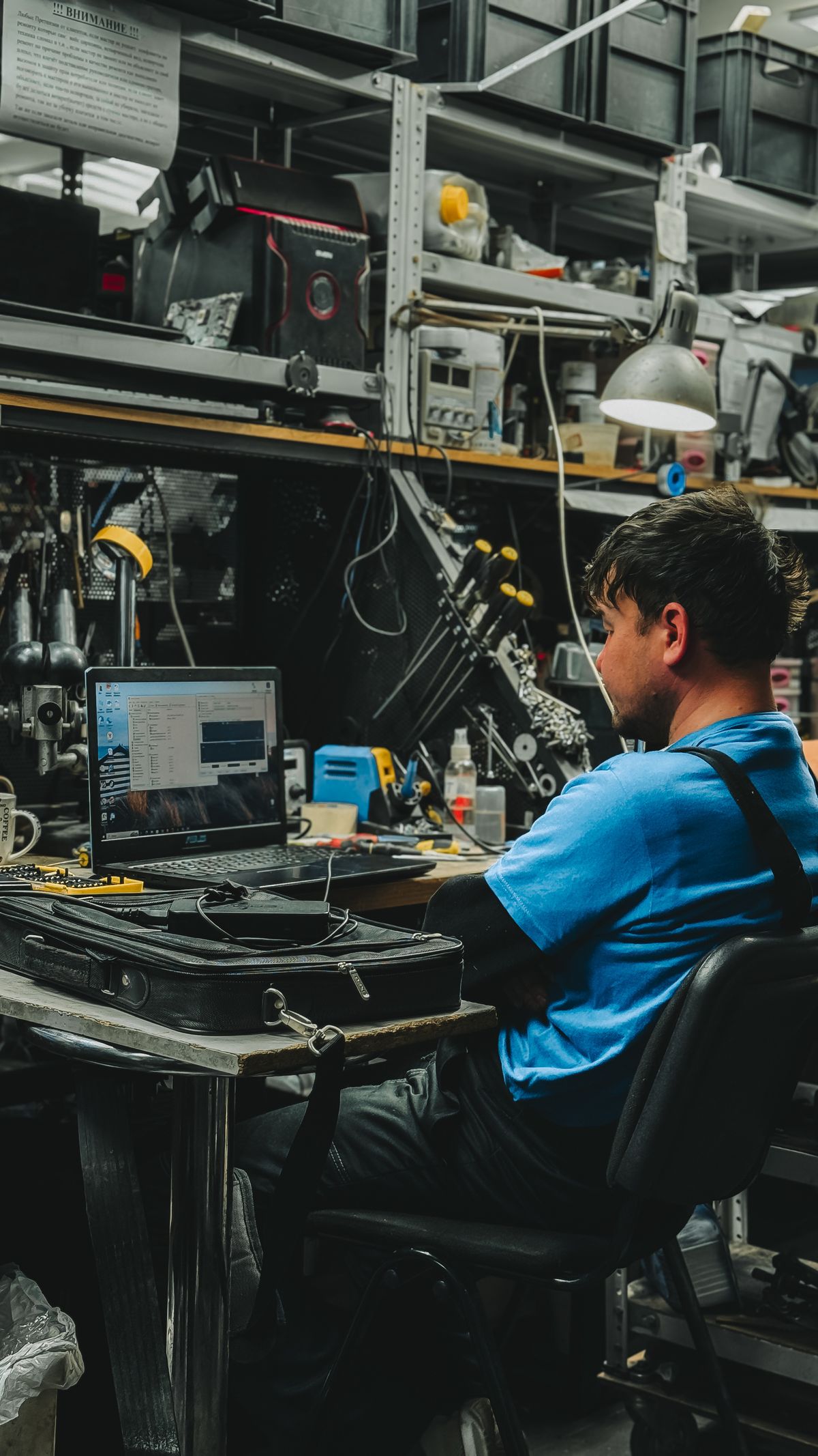 Técnico especializado trabajando en el service de una notebook