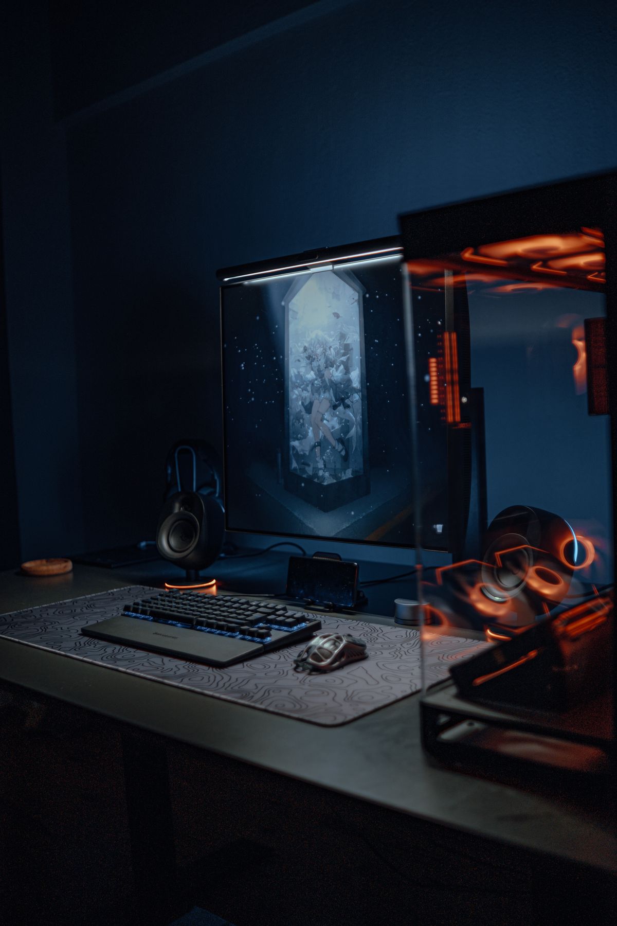 Gamer eligiendo notebook con setup RGB