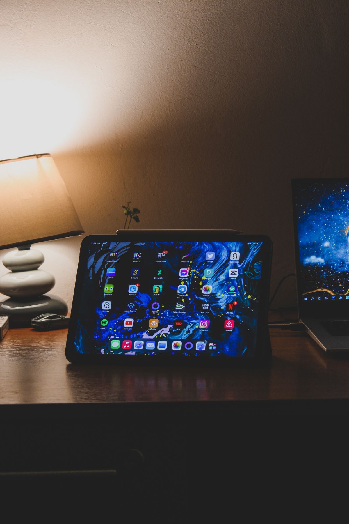 Notebook y tablet lado a lado para estudiar