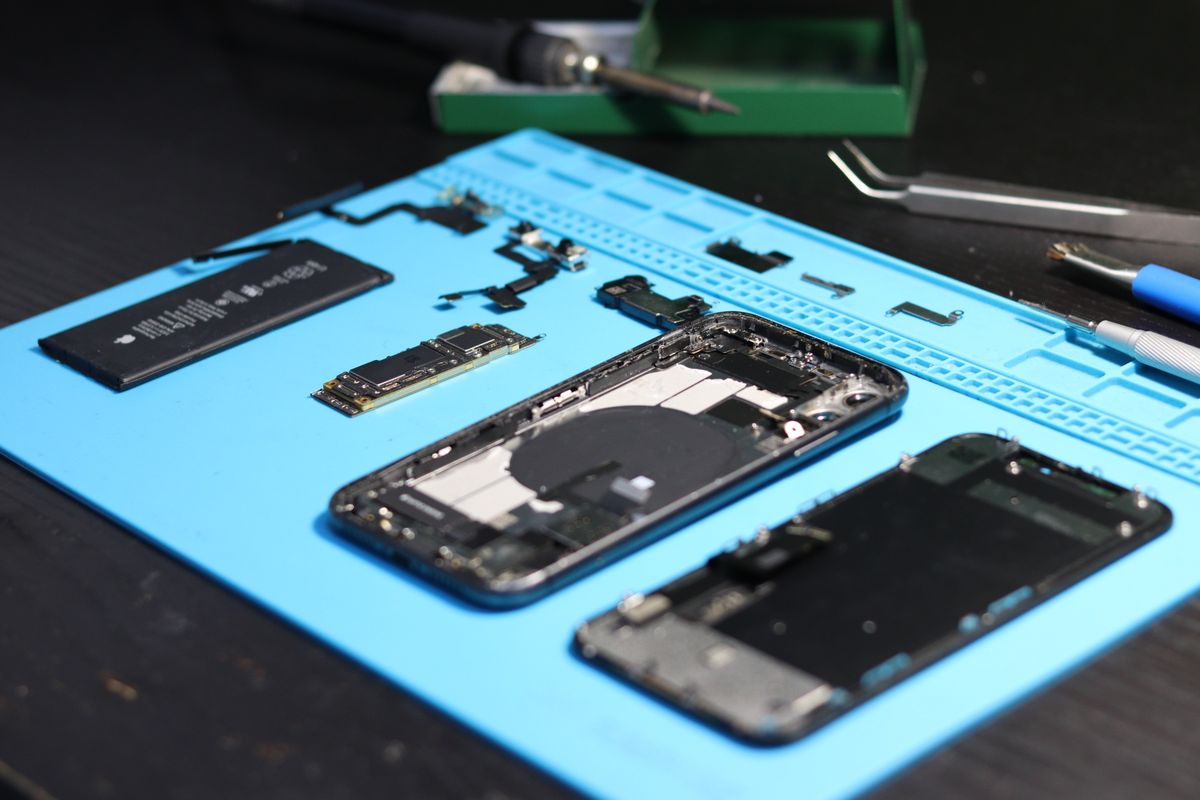 Celular desarmado mostrando sus componentes reparables