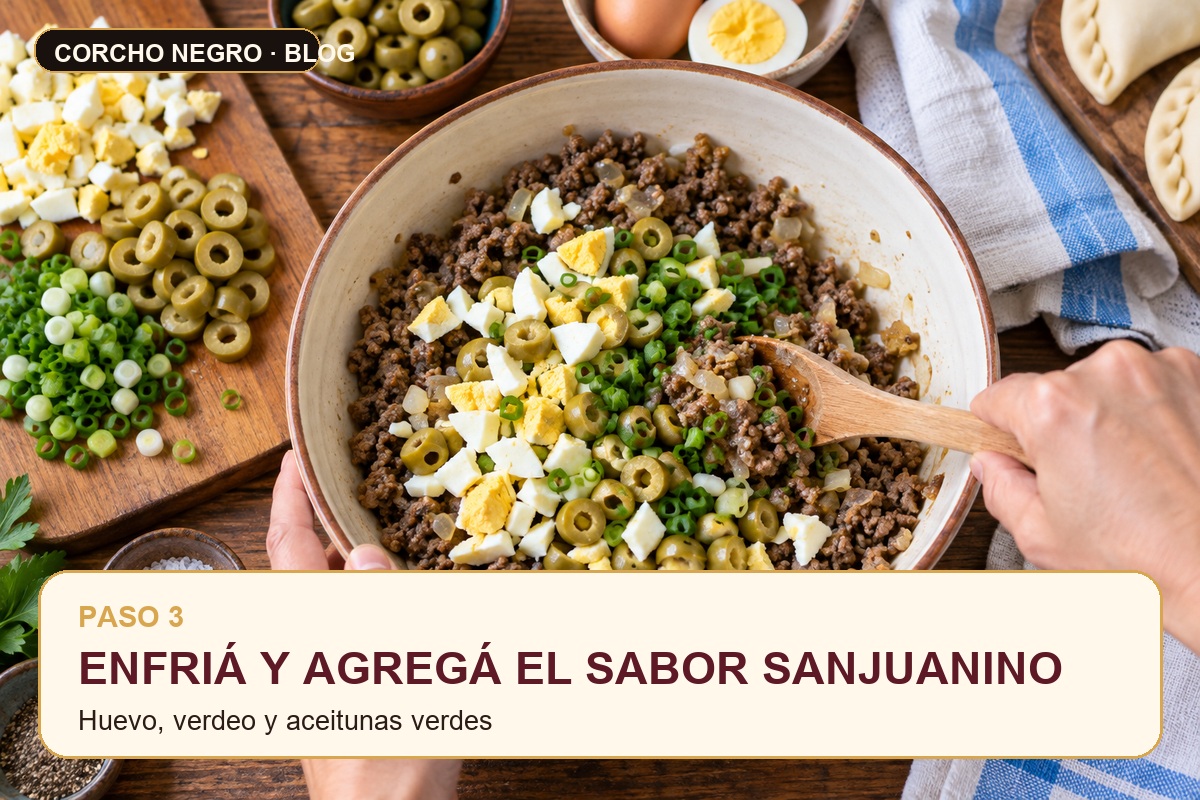 Paso 3: enfriar y agregar huevo, aceitunas y verdeo