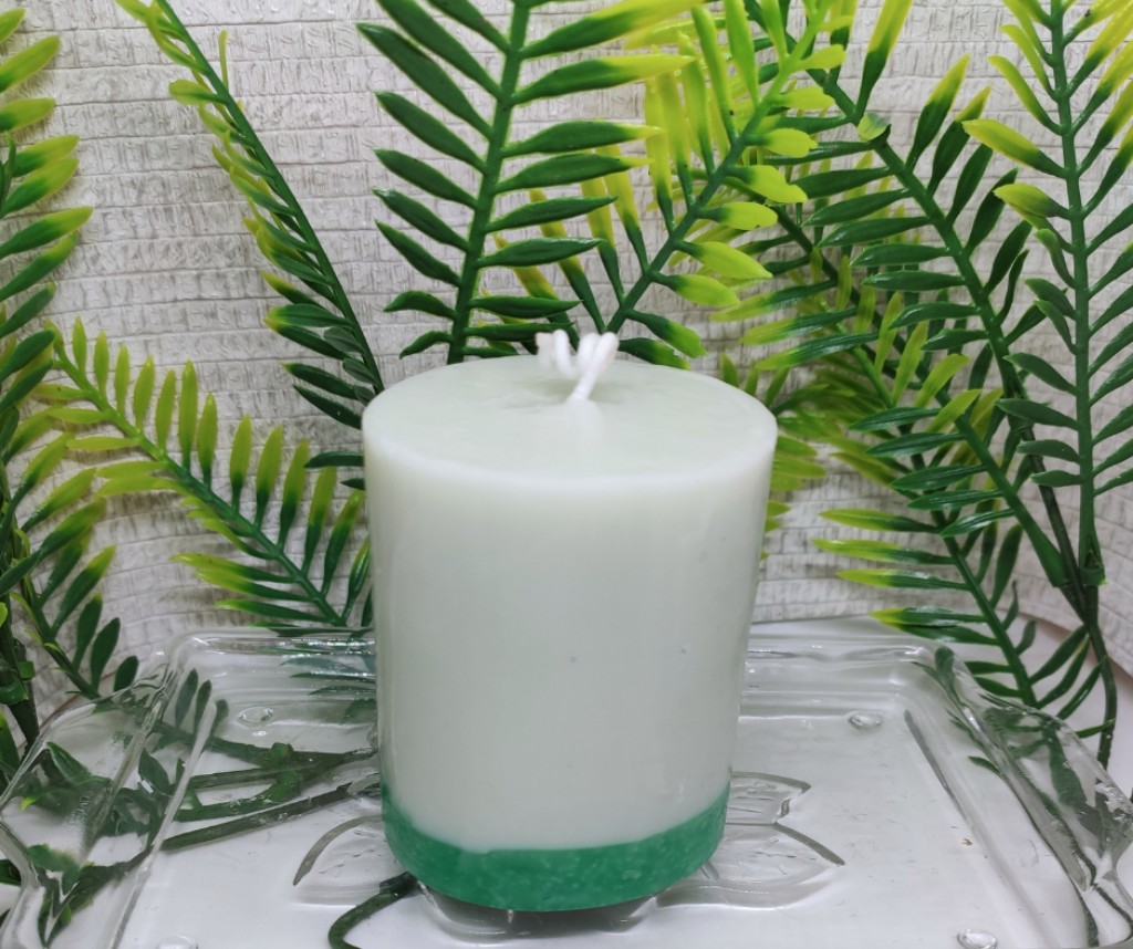 Vela Aromática Coleção Forma e Aroma Cilíndrica de Sálvia e Alecrim com a base Verde