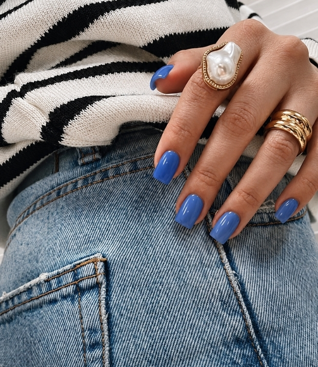 Manicura azul sobre un conjunto en blanco y negro