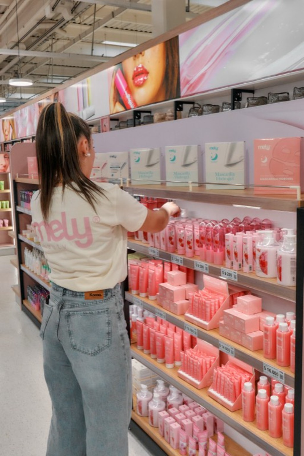 El equipo Mely prepara la exhibición de skincare