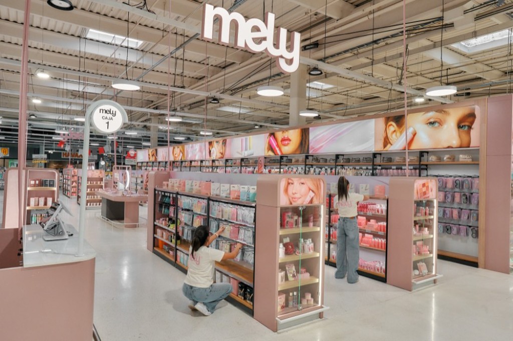El equipo prepara el nuevo local de Mely Beauty en Carrefour San Isidro