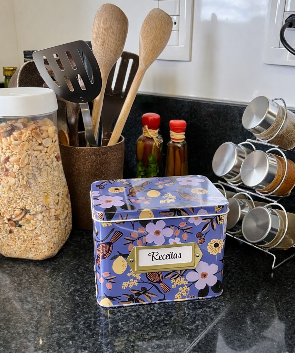 caixa de receitas decorando a bancada da cozinha