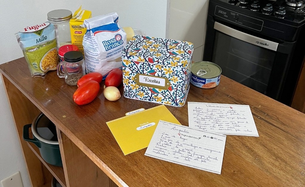 caixa de receitas com ingredientes na bancada da cozinha