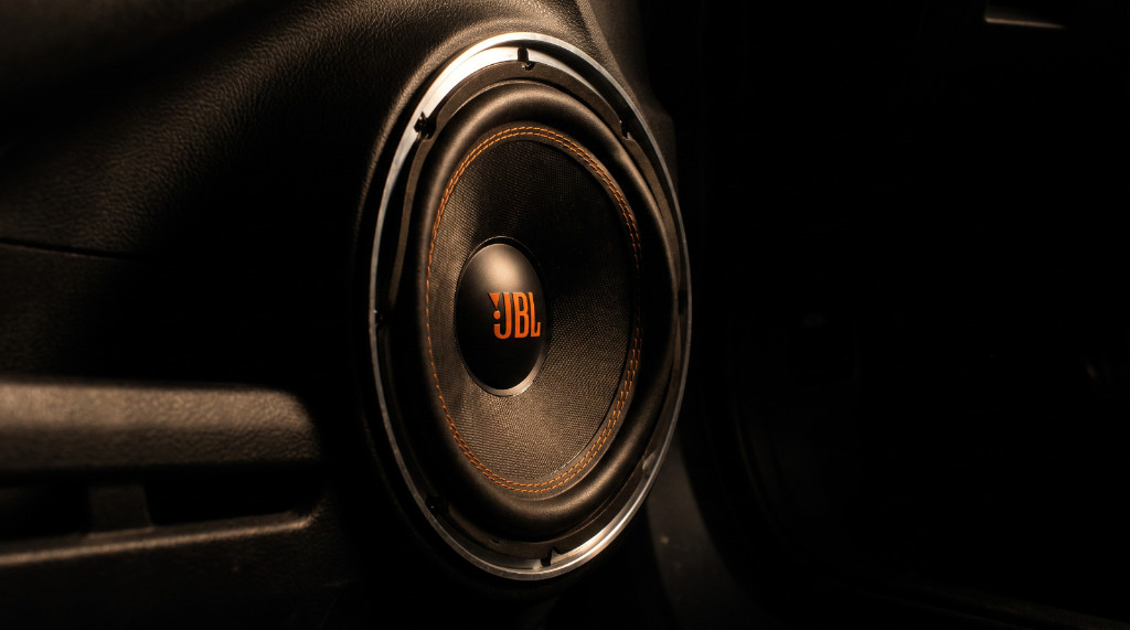 Subwoofer JBL instalado en puerta de auto
