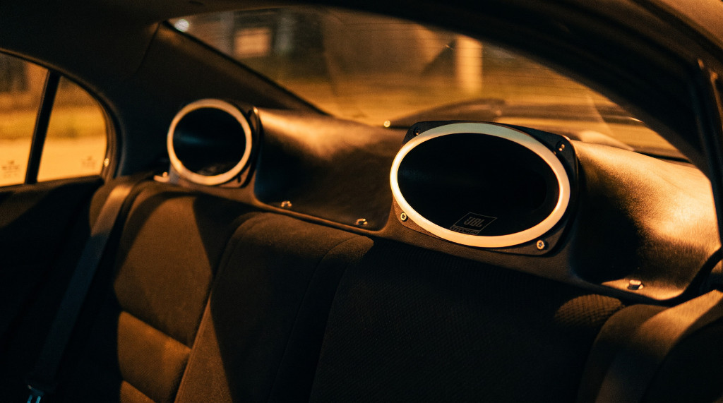 Parlantes JBL Chrome instalados en bandeja trasera de auto
