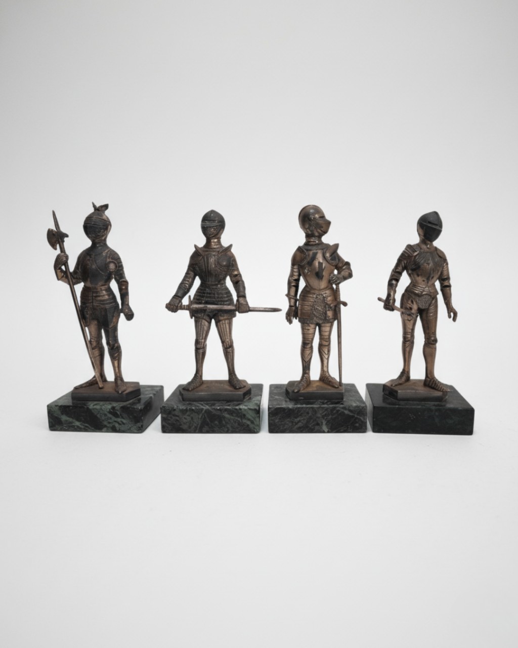 Foto profissional do Conjunto de 4 Soldados Medievais em est&uacute;dio.