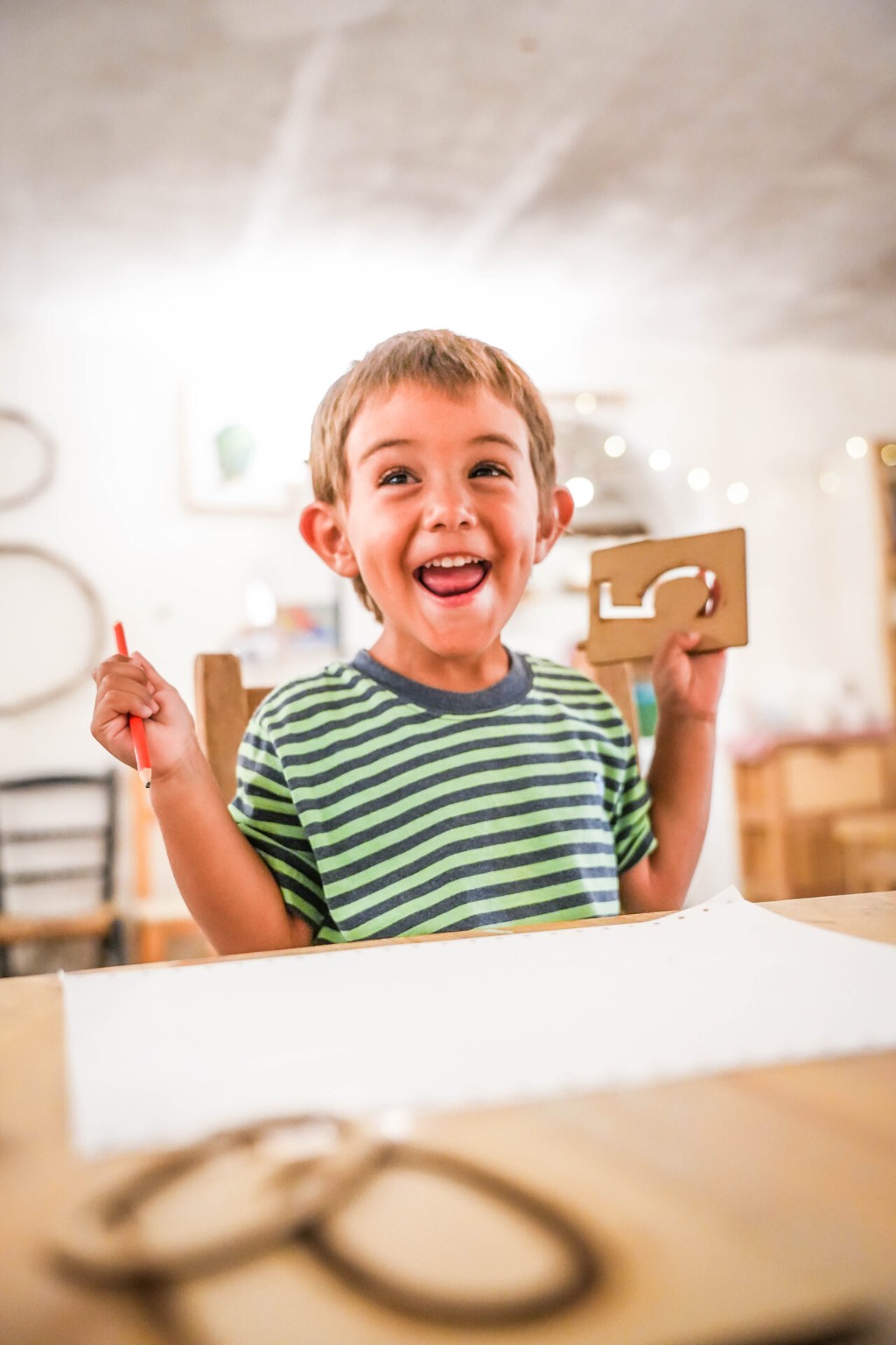 Ni&ntilde;o sonriendo mientras juega con materiales de aprendizaje Montessori Montedorf