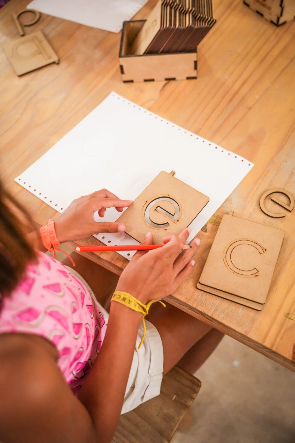Materiales de aprendizaje Montessori Montedorf dispuestos sobre una mesa de madera
