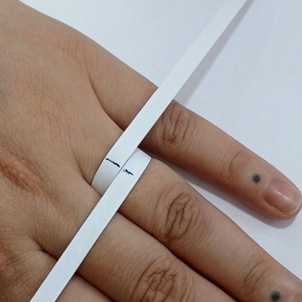 Passo a passo de medi&ccedil;&atilde;o de dedo com papel: m&eacute;todo simples para descobrir o tamanho de an&eacute;is e alian&ccedil;as atrav&eacute;s da circunfer&ecirc;ncia em mil&iacute;metros.
