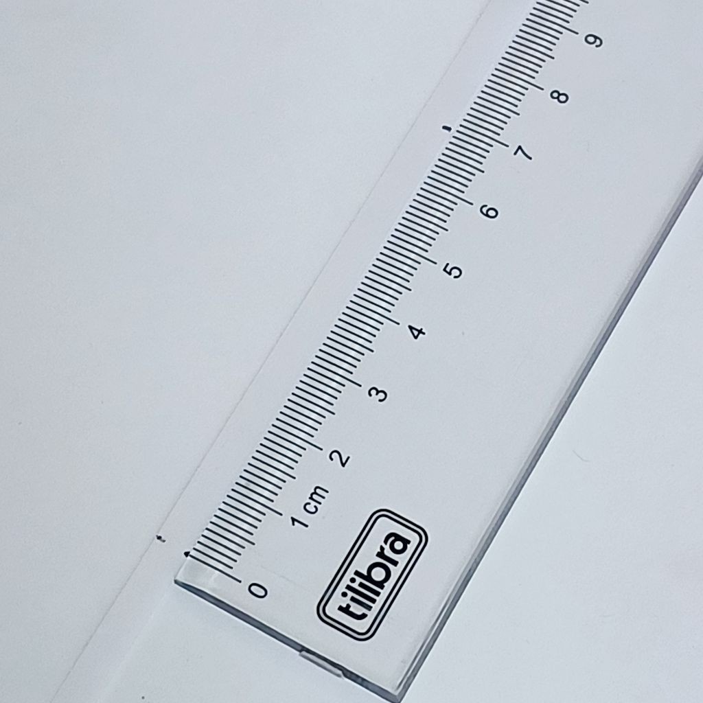 Segundo passo para descobrir o aro do anel: a tira de papel marcada anteriormente &eacute; esticada sobre uma r&eacute;gua escolar transparente para medir o comprimento em cent&iacute;metros da circunfer&ecirc;ncia do dedo.