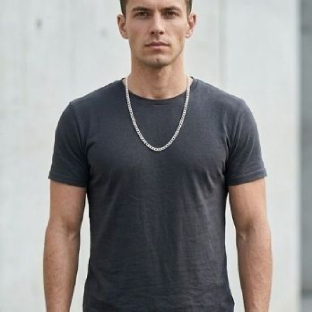 Exemplo de caimento de corrente masculina de prata com 60cm de comprimento em homem de 1,75m, posicionada na parte superior do t&oacute;rax.
