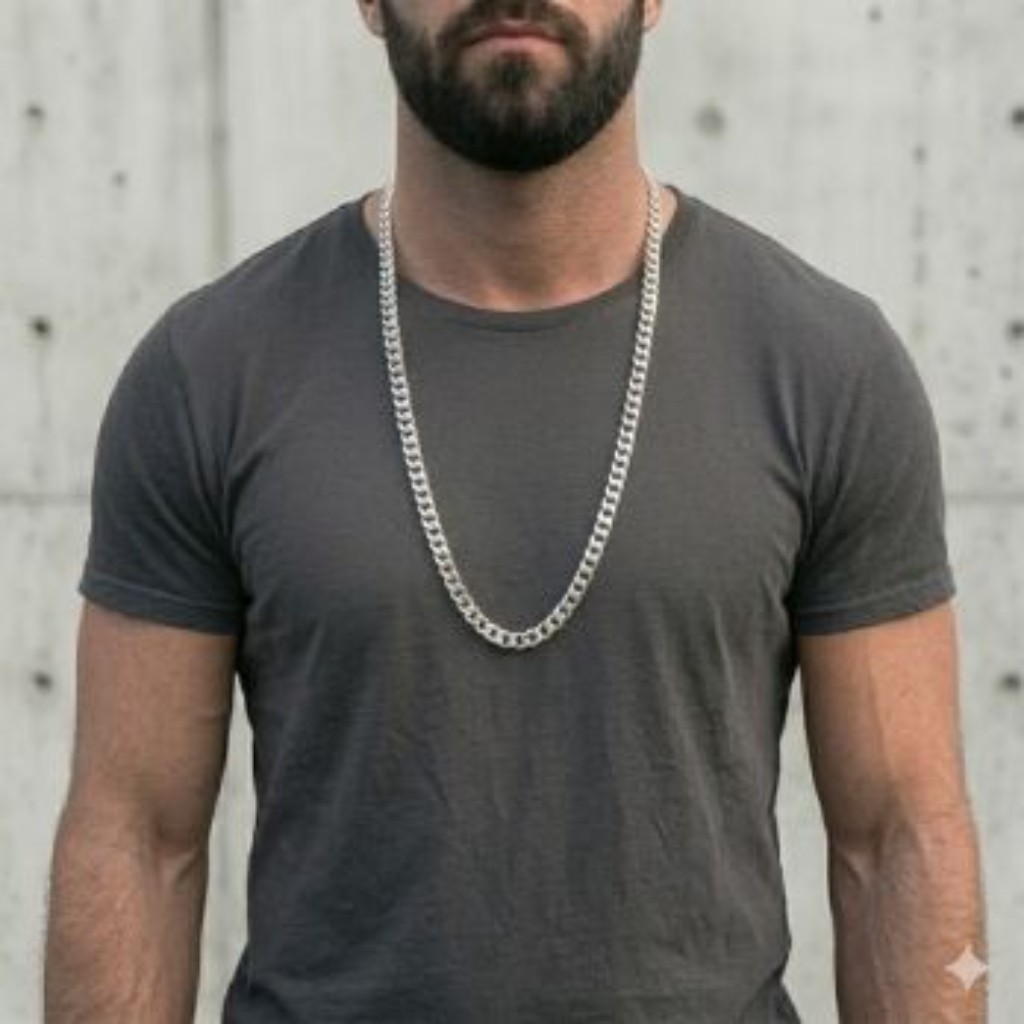 Corrente masculina de prata 925 com 70cm de comprimento atingindo o centro do esterno em homem de biotipo m&eacute;dio brasileiro.