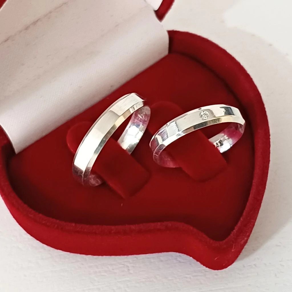 Alian&ccedil;a de namoro modelo canto quebrado com 4mm em prata 950