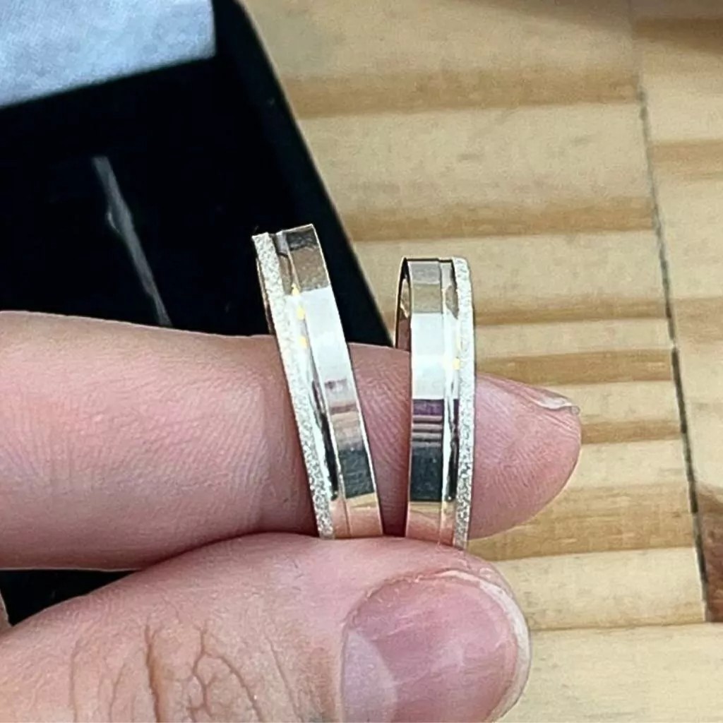 Alian&ccedil;a de namoro fina com friso meia diamantada meia polida 4mm em prata 950