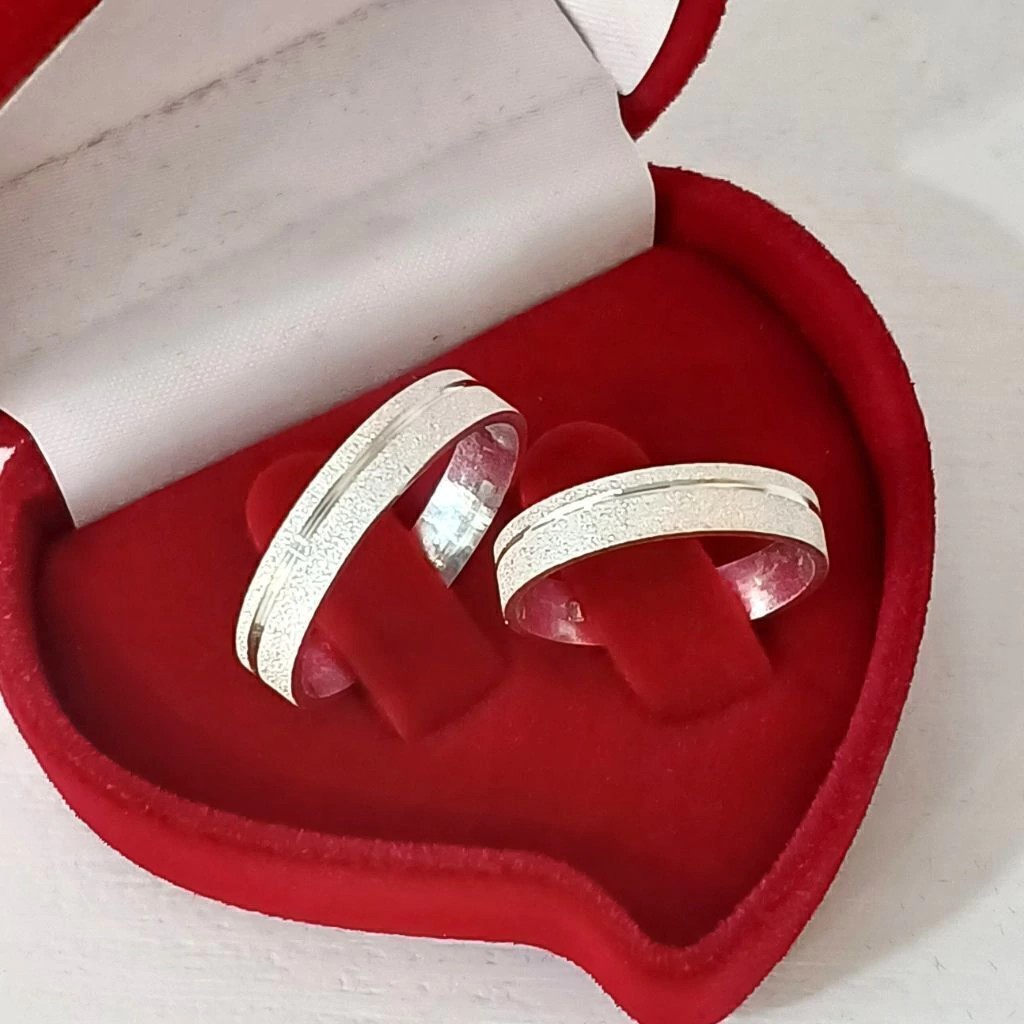Alian&ccedil;a de namoro fina com friso diamantada 4mm em prata 950