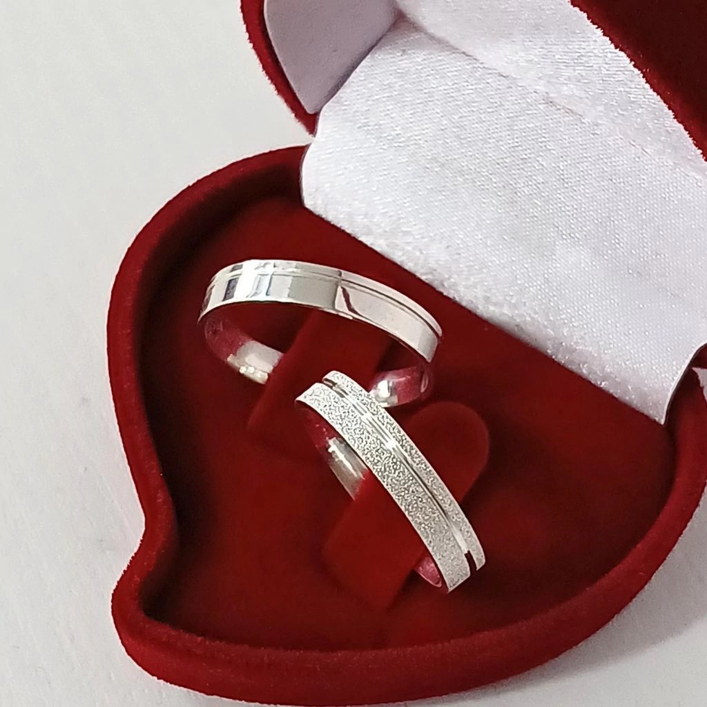 Alian&ccedil;a de namoro fina 4mm polida e diamantada em prata 950