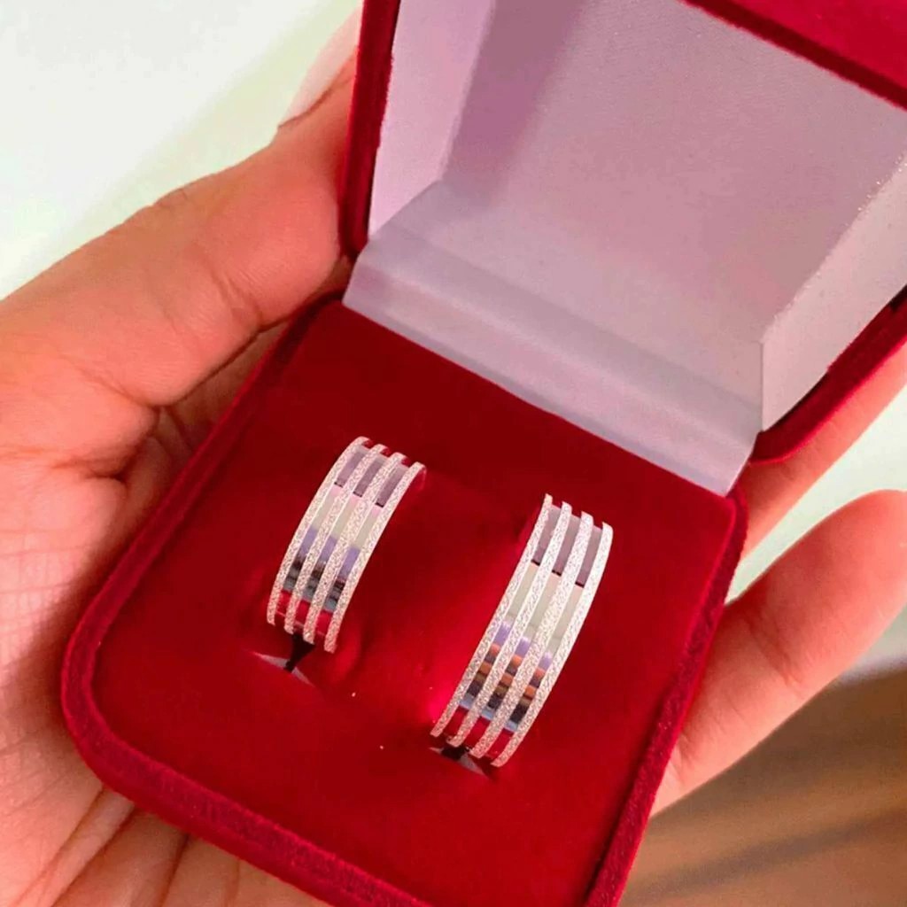 Alian&ccedil;a de namoro grossa diamantada com 7mm em prata 950