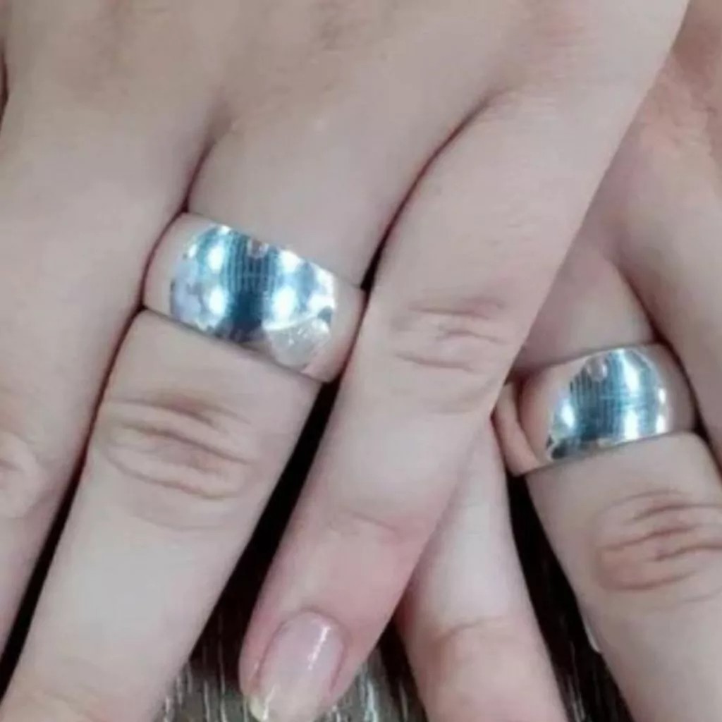 Alian&ccedil;a de namoro grossa 8mm tradicional em prata 950