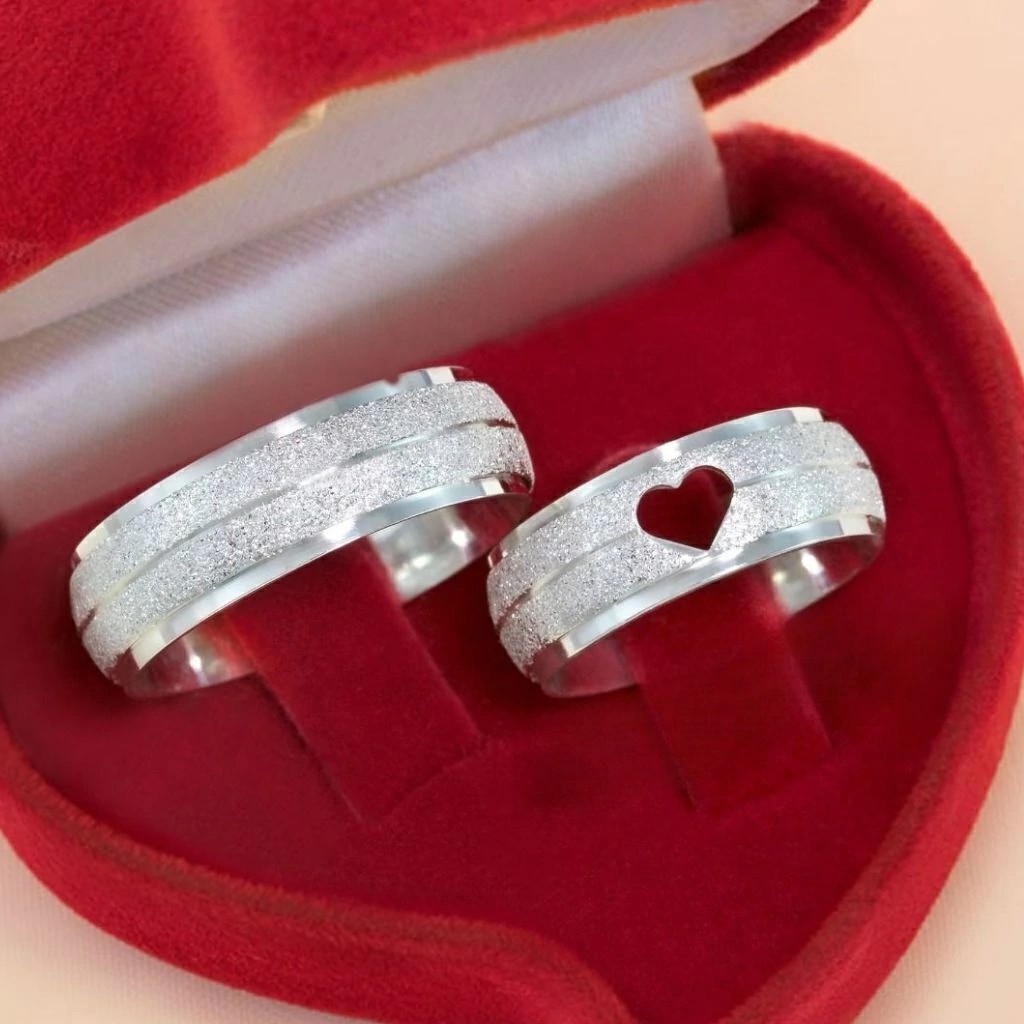 Alian&ccedil;a de namoro grossa 7mm diamantada com cora&ccedil;&atilde;o vazado em prata 950