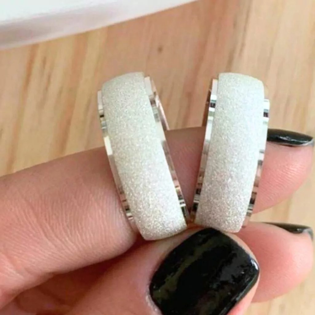 Alian&ccedil;a de namoro grossa 8mm diamantada com borda polida em prata 950