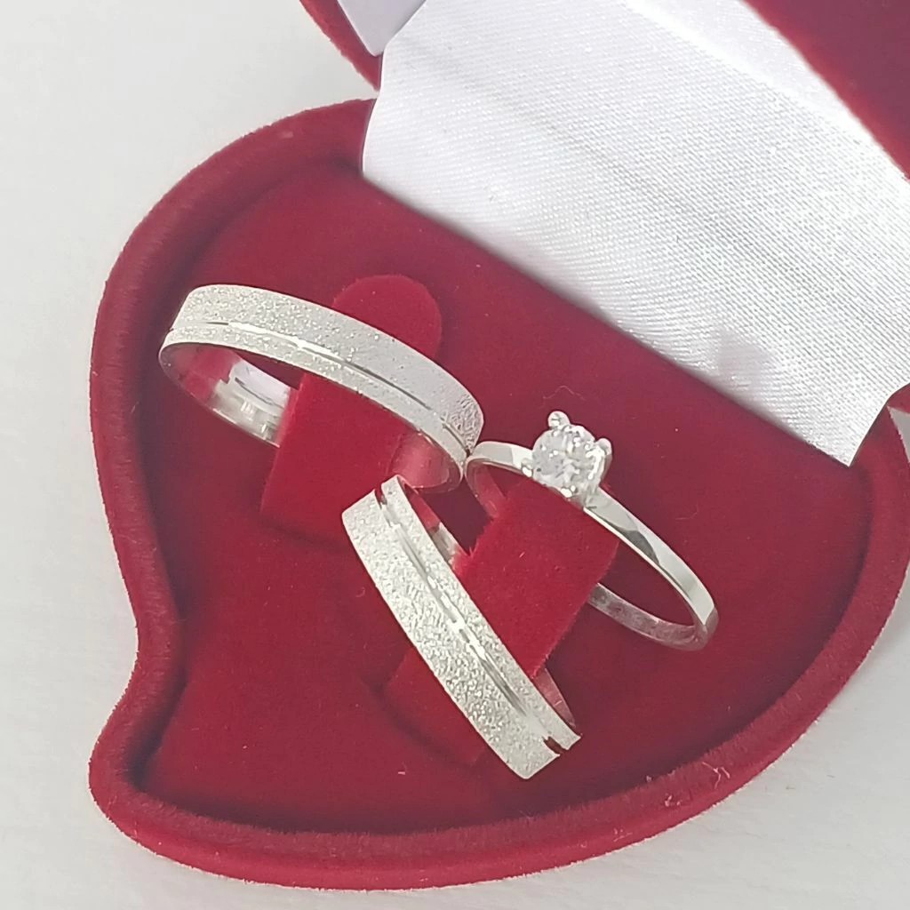 Alian&ccedil;a de namoro modelo Petra diamantada 4mm com anel solit&aacute;ria em prata 950