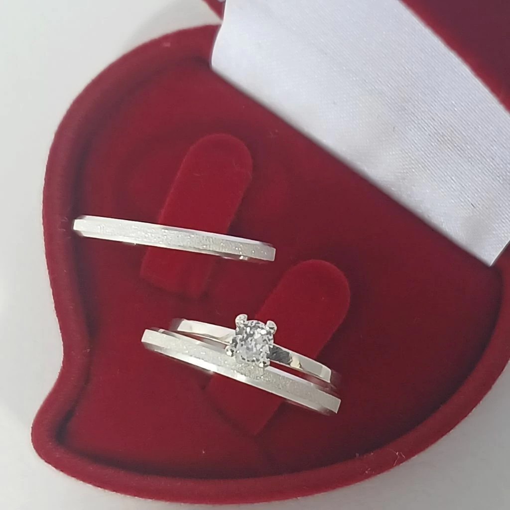 Alian&ccedil;a de namoro modelo Veneza fina 2mm mais anel solit&aacute;ria em prata 950