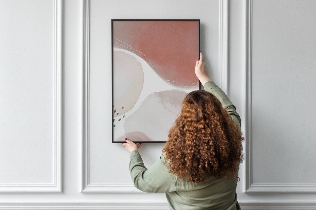 Como colocar quadro na parede sem furar