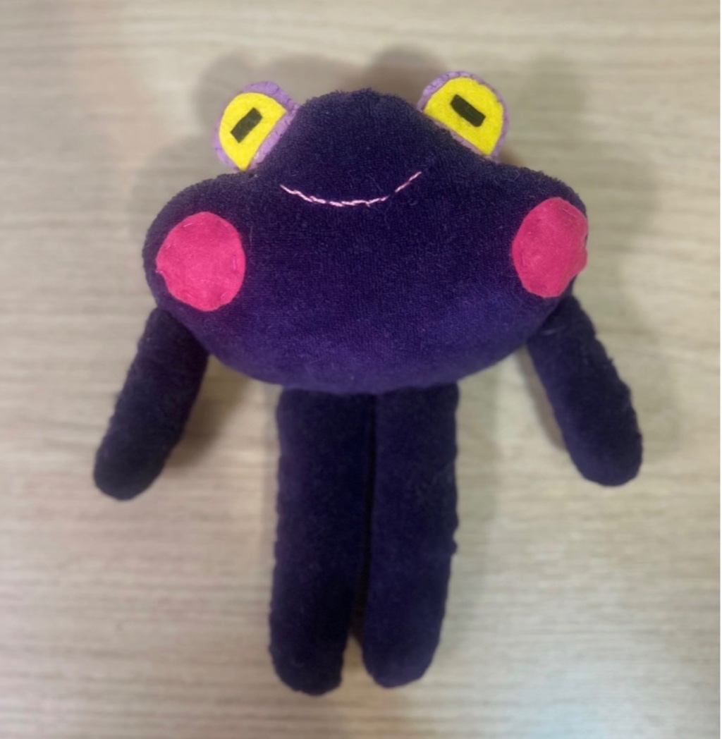 Sapo de pel&uacute;cia p&uacute;rpura 