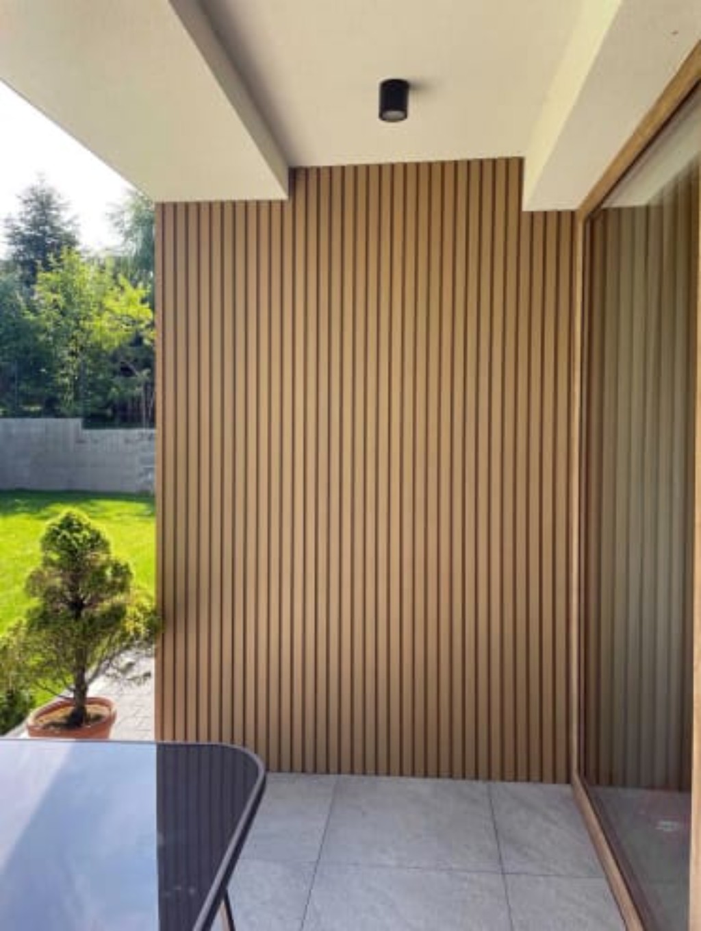 Revestimiento de pared moderno con wall panel simil madera