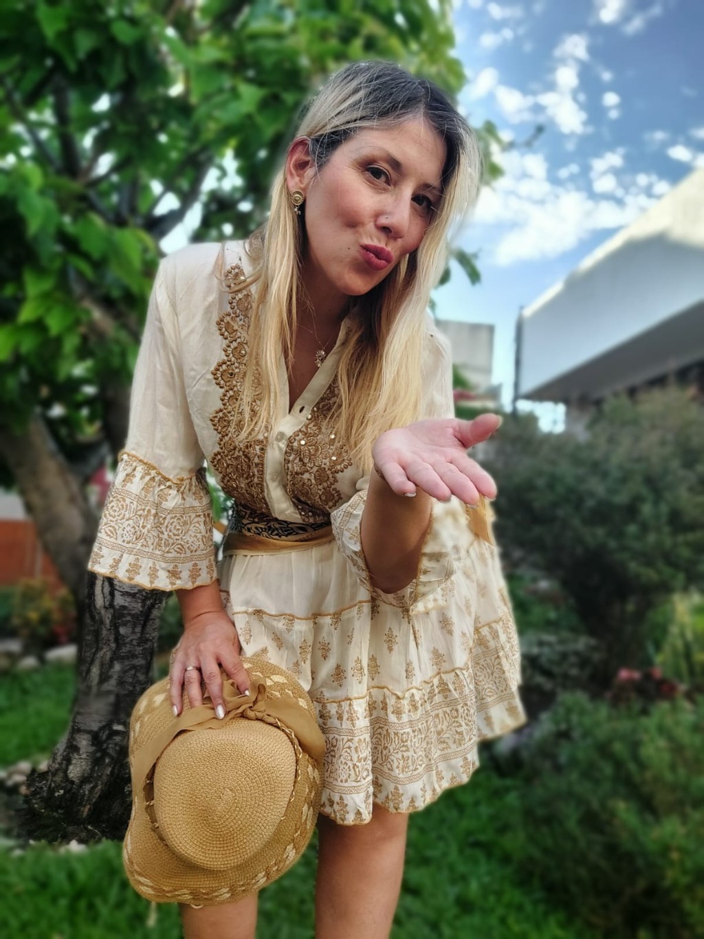 Descubre el encanto de esta T&uacute;nica Corta en un hermoso color blanco roto, dise&ntilde;ada para fusionar la comodidad con un estilo bohemio de alto impacto. Es la pieza perfecta para crear looks relajados pero sofisticados, ideal para tus d&iacute;as de sol, paseos urbanos o cualquier ocasi&oacute;n donde busques destacar con un aire fresco y rom&aacute;ntico.