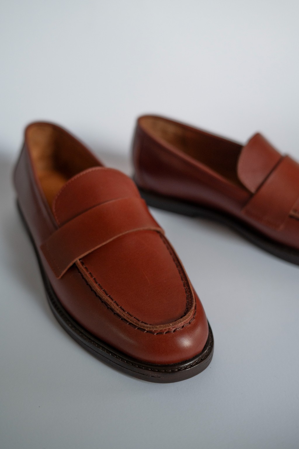 mocasin de cuero color marron casia detalle