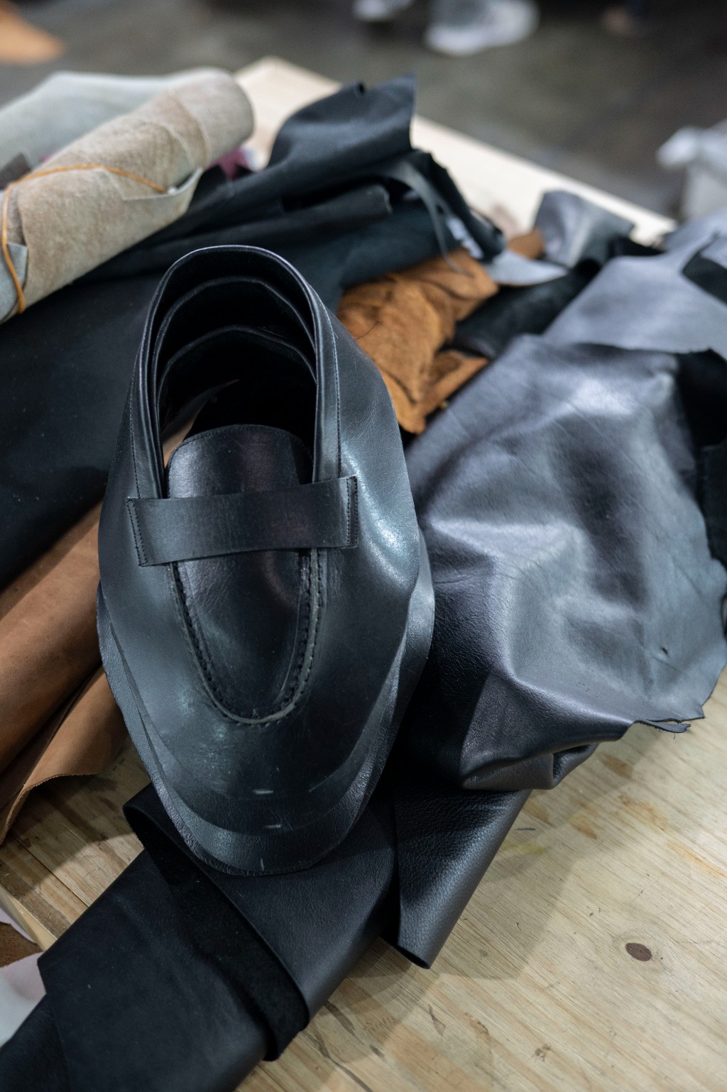 mocasin de cuero negro en proceso olmo casia