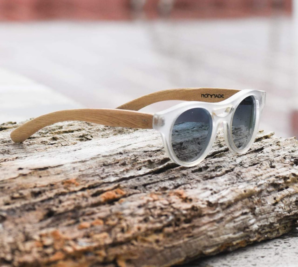 anteojos estilo redondo peque&ntilde;o en acetato cristal y patillas de madera con lentes celtes degrade