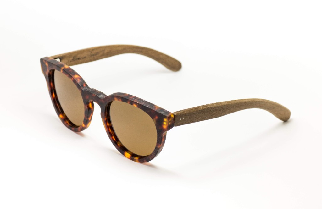 anteojos de sol en acetato carey con patillas de madera estilo redondo modelo Chalten marca N&oacute;made sobre fondo blanco vista medio perfil