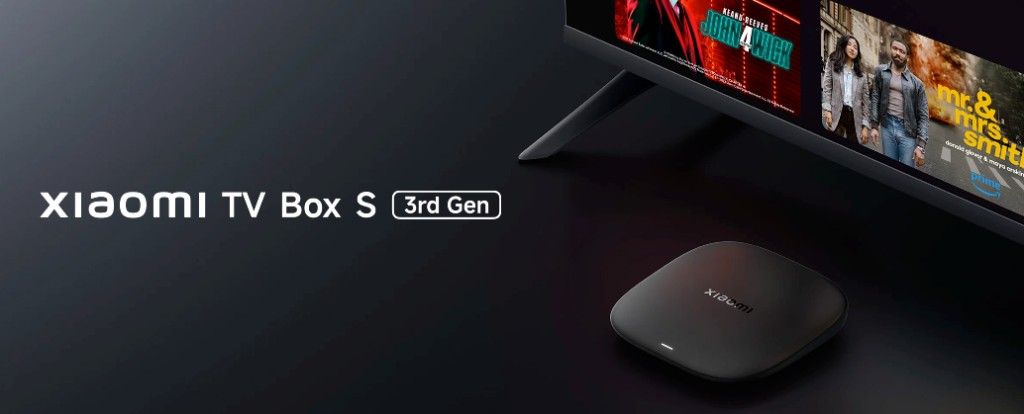 Xiaomi TV Box S 3rd Gen junto a una Smart TV mostrando plataformas de streaming.