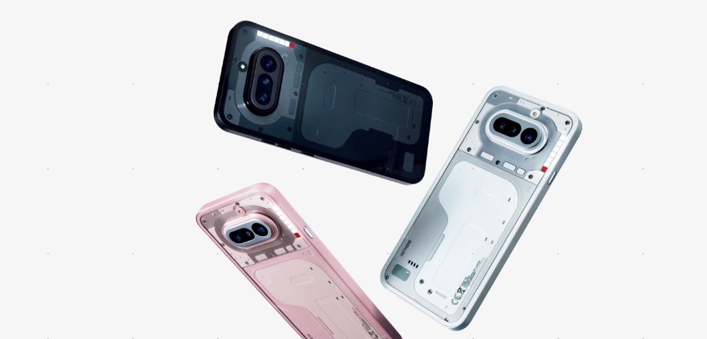 Nothing Phone (4a) en acabados negro, blanco y rosa, mostrando su diseño trasero transparente y sistema de cámaras.
