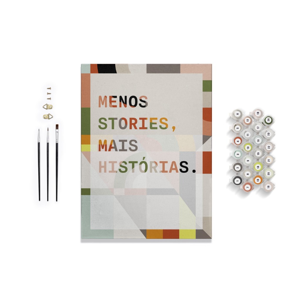 Pintura Numerada Mais Hist&oacute;rias, acompanhada de tintas e pinc&eacute;is.