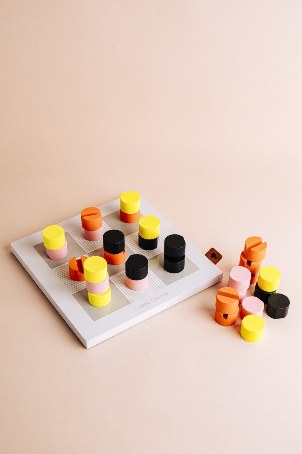 Jogo Tic Tac Juntos, com tabuleiro e pe&ccedil;as coloridas.